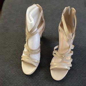 Women’s size 9 1/2 easy streetNude pearlized zip back pumps